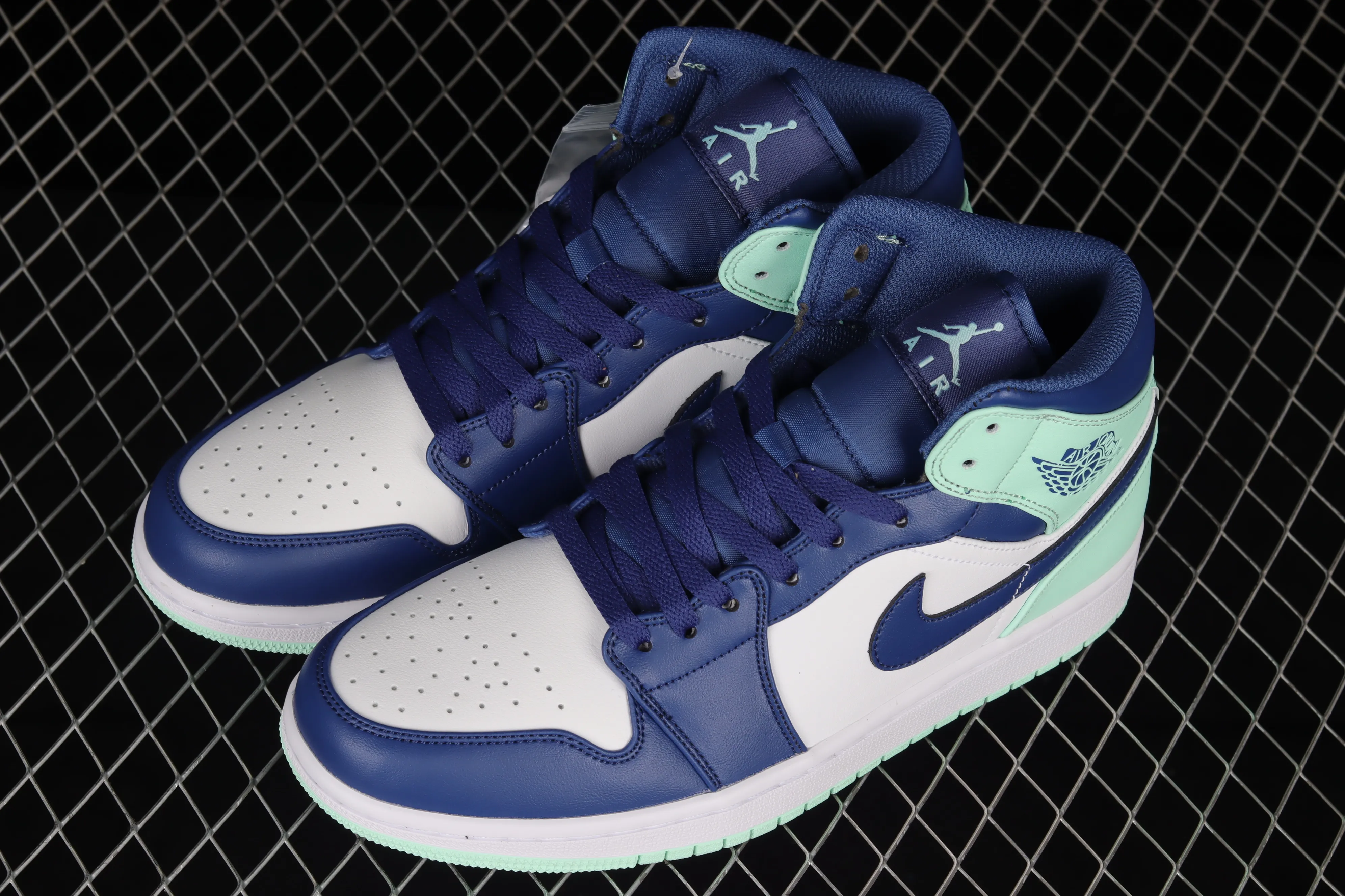 All categories Air Jordan Jordan series basketball shoes Air Jordan 1 Mid Air Jordan AJ1 Mid AJ1 Joe 1 blue white green mid-top basketball shoes 554724-413